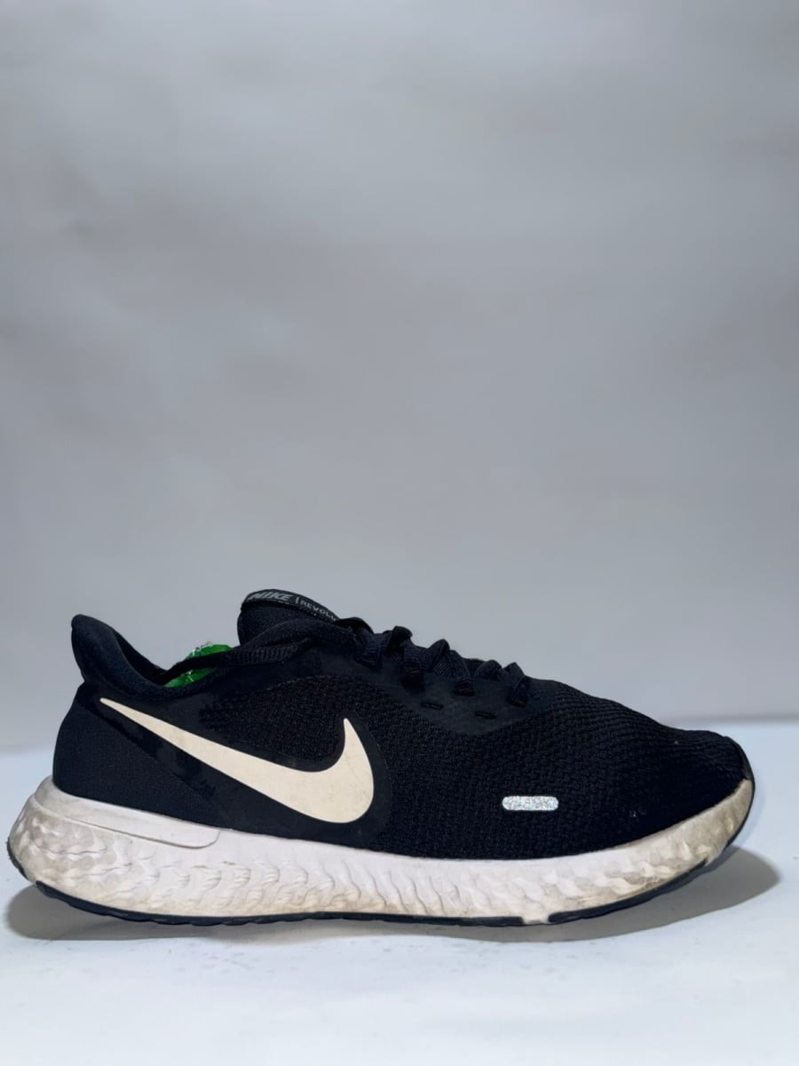 Nike Revolution 5 pre-owned shoes by Nike
